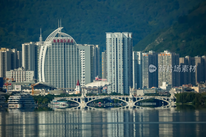 河畔城市建筑群与桥梁景观