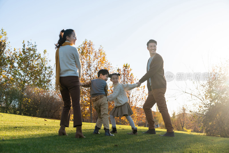 年轻夫妻带着孩子在公园玩耍