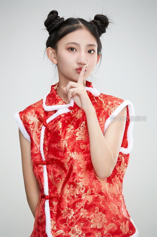 白色背景下身穿喜庆传统服饰的亚洲可爱少女