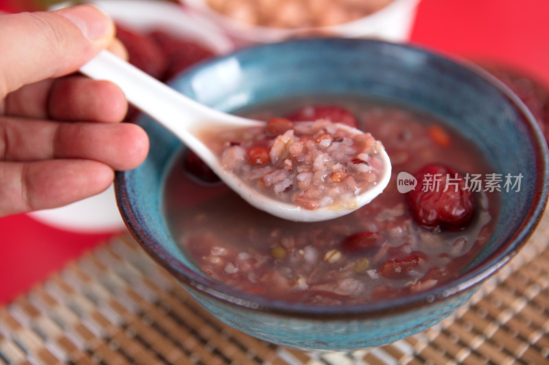 中国腊八节的传统食物腊八粥和各种干果杂粮