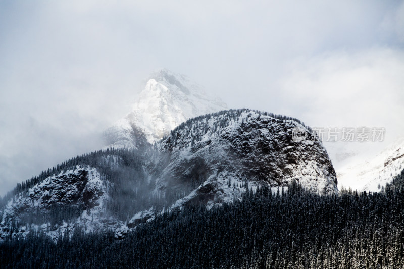 冰雪覆盖的落基山