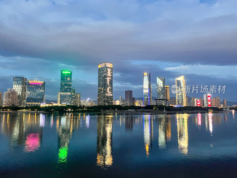 城市水域边的多彩高楼夜景全景