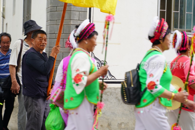 大理白族端午节身着民族服饰人们