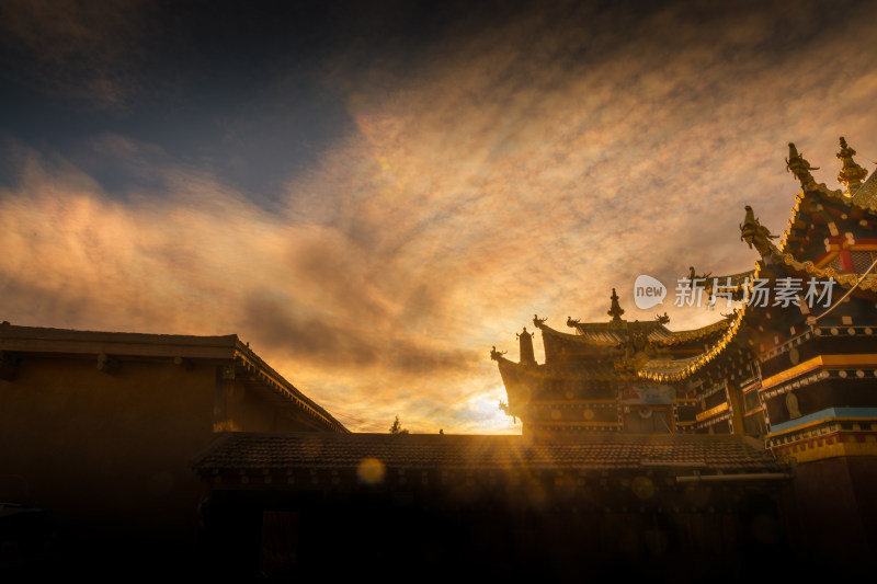 日落天空下的寺院