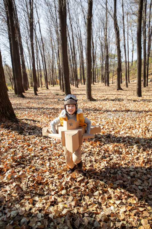 秋天快乐儿童在户外开纸飞机