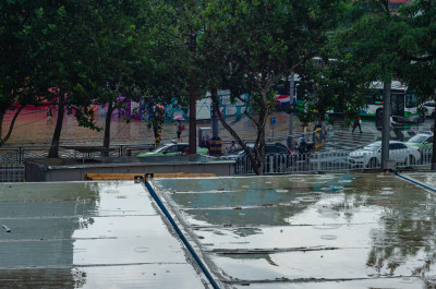 青岛大雨中的老城