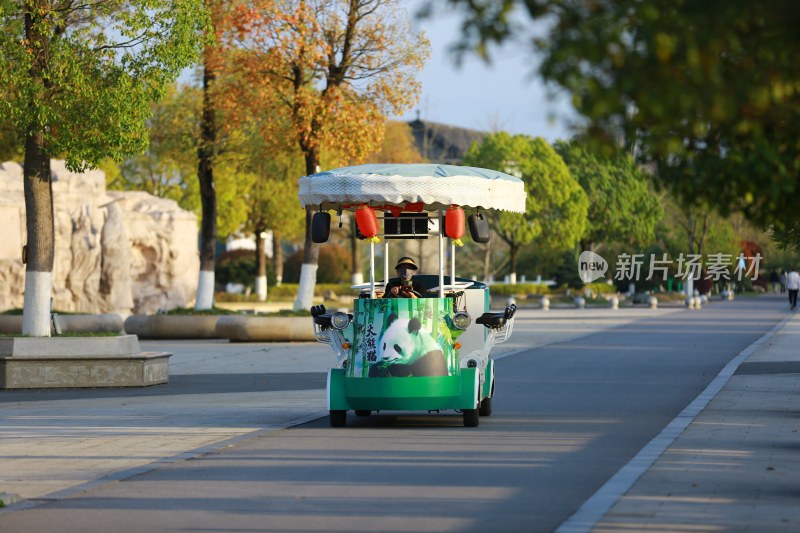 天汉湿地公园的游览观光车