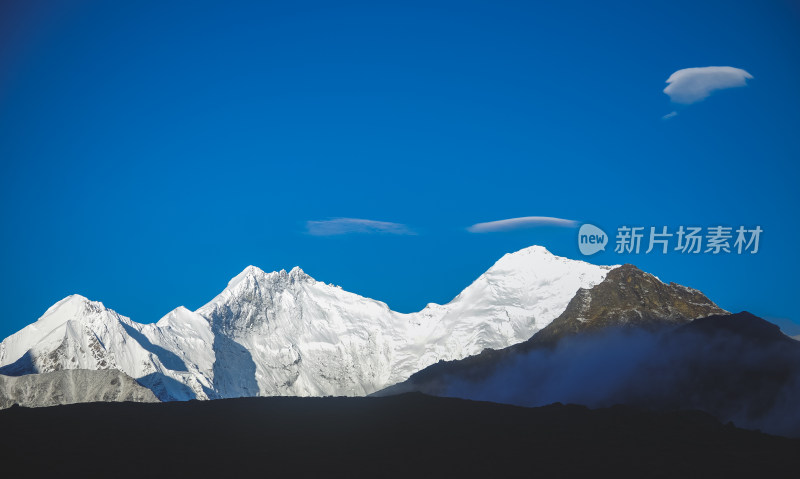 西藏珠峰东坡雪山背景自然风景