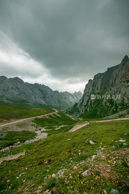 蓝天白云草原山峰公路