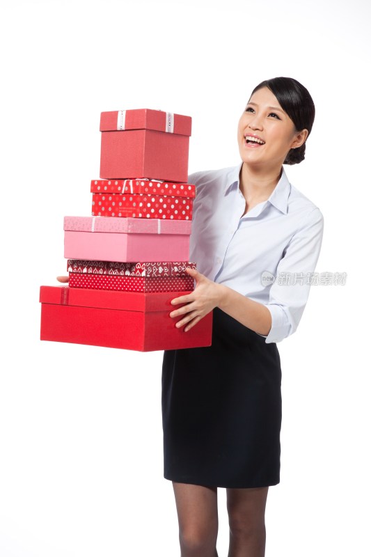 棚拍年轻商务女士抱着礼物盒