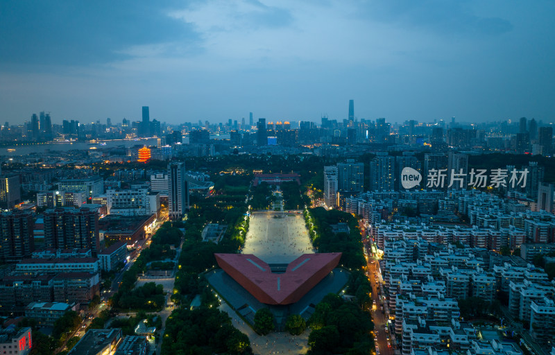 城市夜景中的独特建筑鸟瞰全景