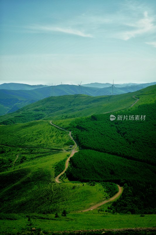 蓝天下美丽的山峰 1