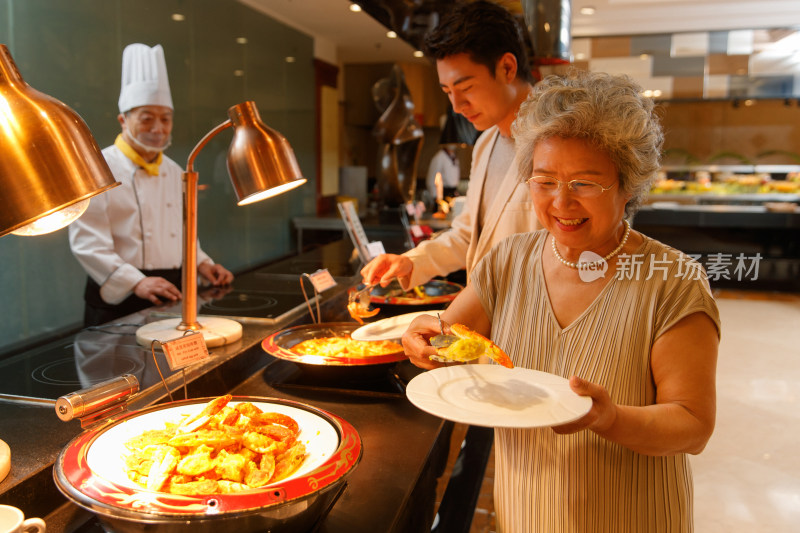 幸福老人吃自助餐