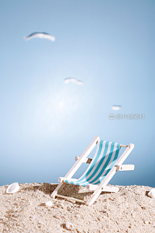 夏日沙滩上的蓝色沙滩椅