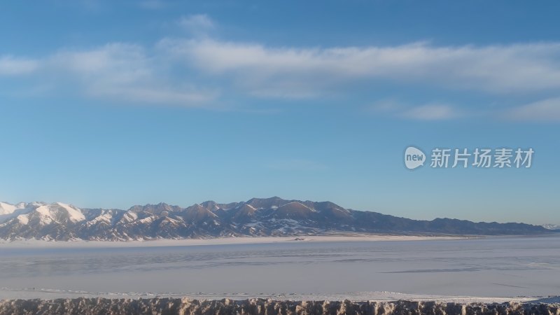 雪山下广阔的冰原壮丽景观