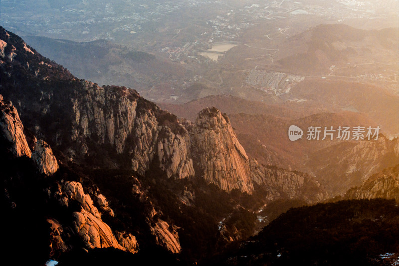 泰山晨曦，日出霞光洒满山