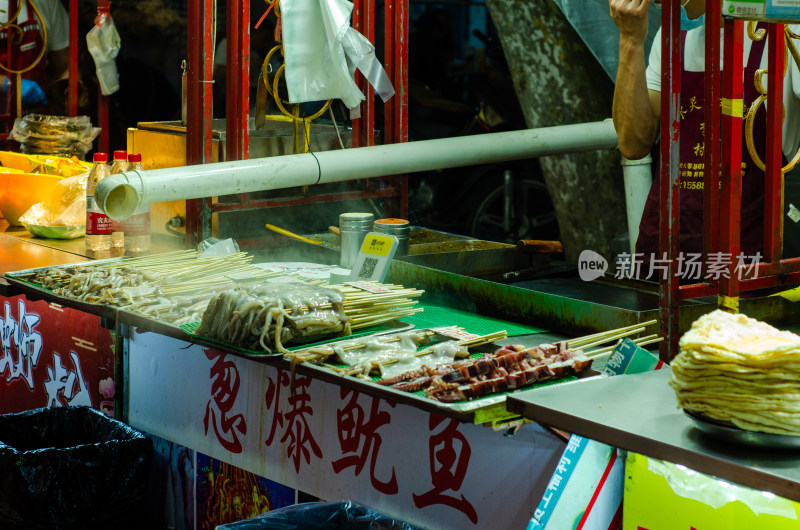 青岛李村夜市的烤鱿鱼小吃摊位