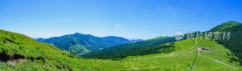 夏季蓝天白云绿色高山草甸群山大气风光