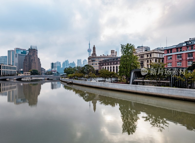 上海城市河流旁的高楼景观