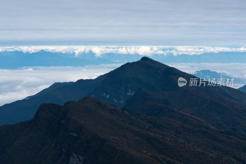 层峦叠嶂的山脉与云雾景观