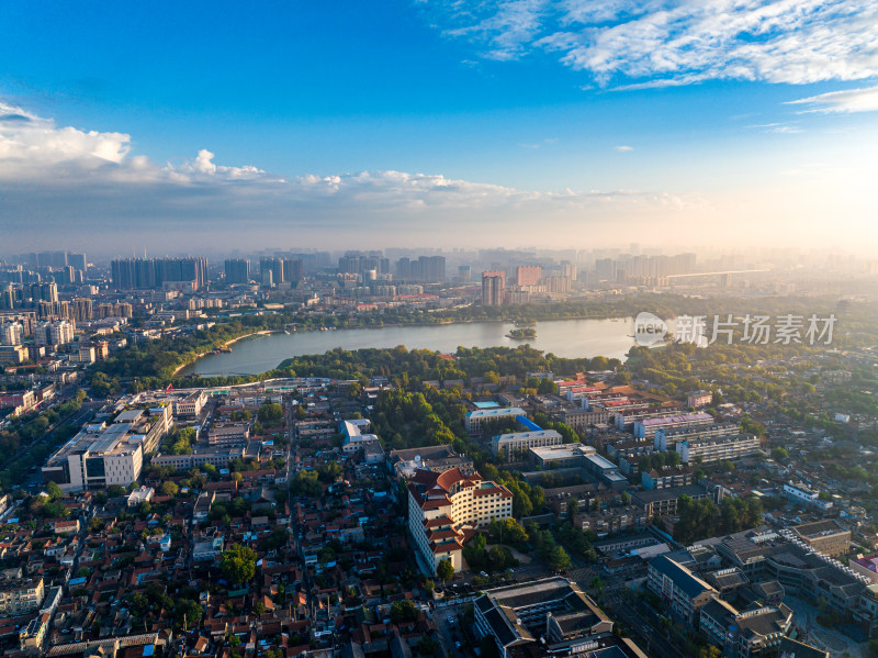 山东济南大明湖历公园历下区航拍城市风景