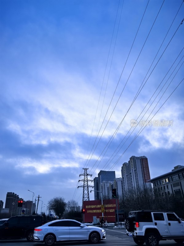 城市街道交通景象天空布满云彩