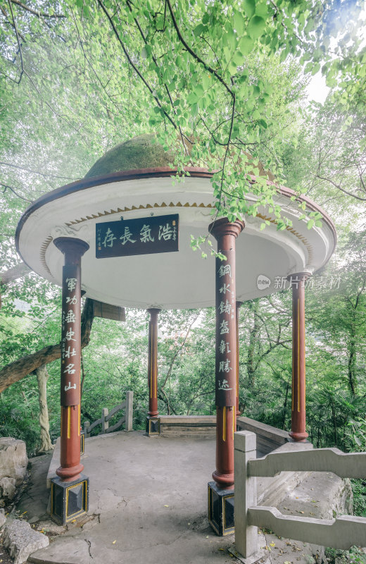 广西柳州立鱼峰风景区景点-钢军亭