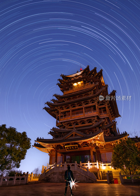 古建筑前的星轨夜景