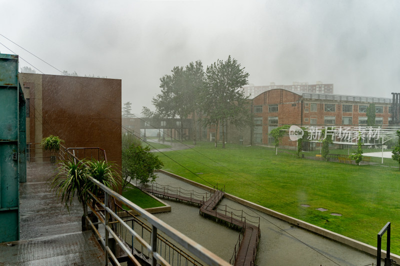 暴雨天气的工业园区
