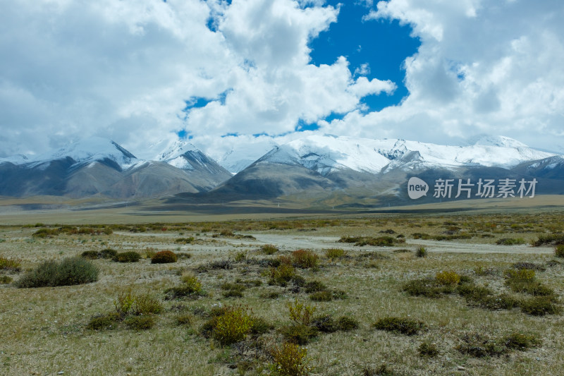 西藏阿里普兰县纳木那尼峰初秋多云景色