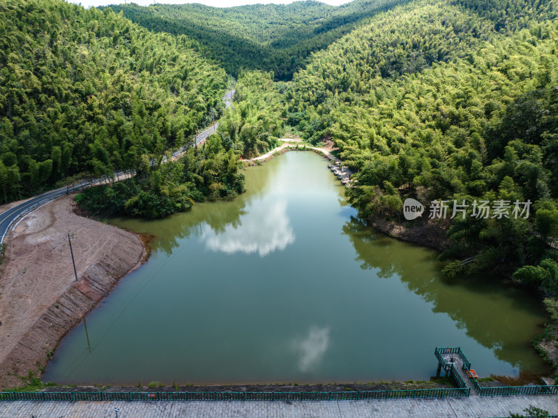 蓝天白云下航拍蔡伦竹海、层峦叠嶂的远山