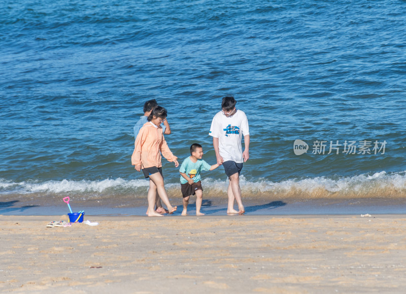 东山岛热闹的海滨沙滩场景