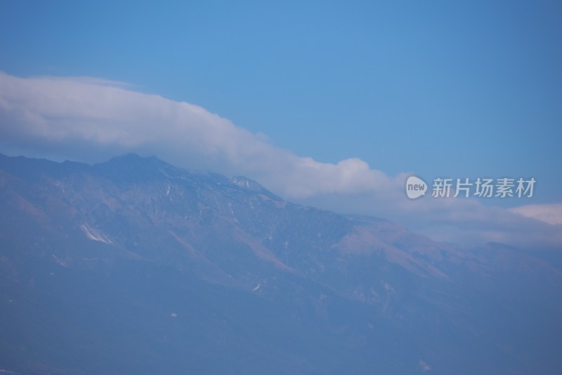 蓝天白云下的连绵山脉苍山洱海壮丽景象