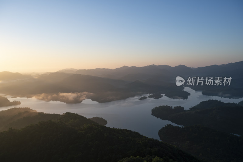 广东中山五桂山狮头山俯瞰长江水库日出风光