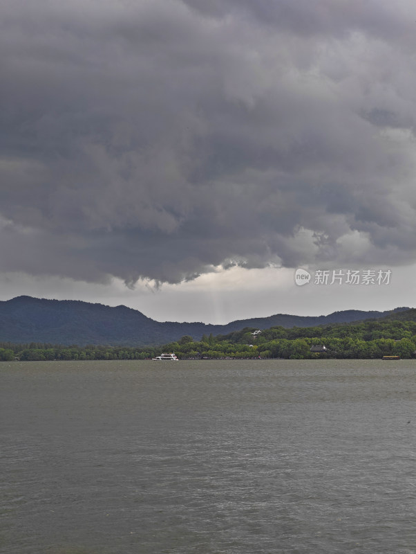 暴雨来临前的杭州西湖