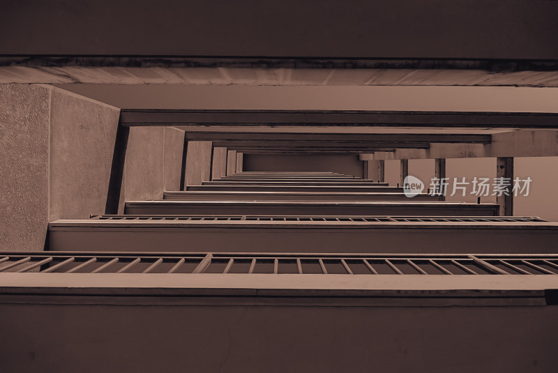 仰视视角下的建筑结构