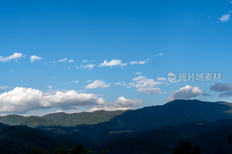 蓝天白云下的山峦景色