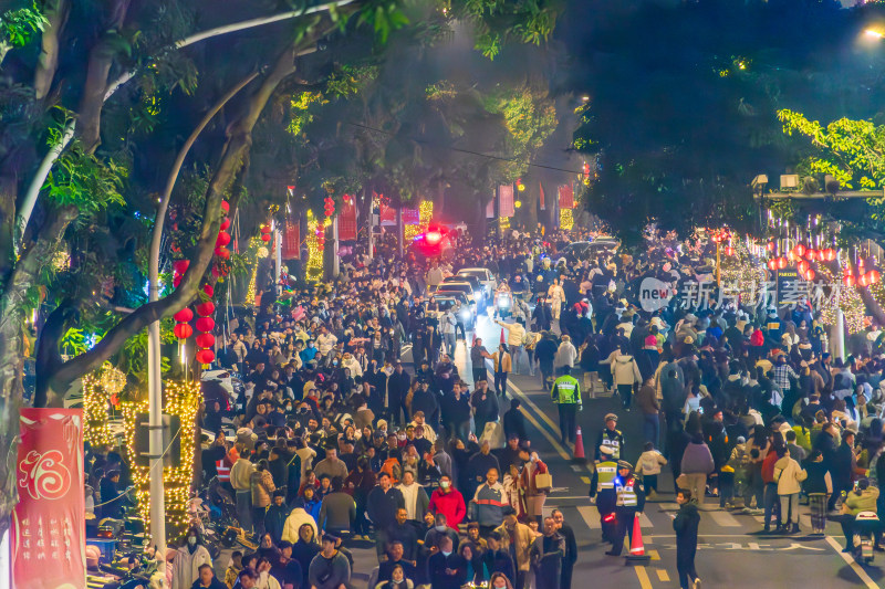 烟台山夜晚街道拥挤的人群景象