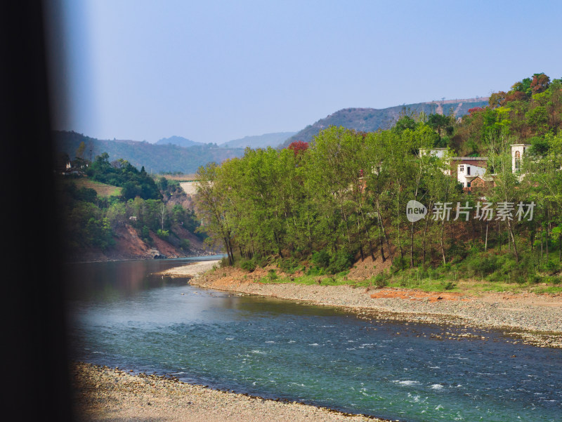 河南洛阳白云山，河岸自然风光