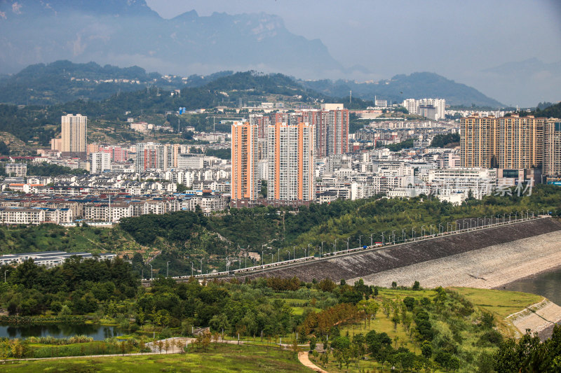 远眺三峡大坝坝上第一县湖北秭归新县城