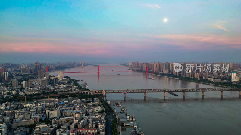 湖北武汉长江两岸长江大桥航拍图