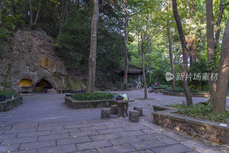 杭州宝石山景区栖霞洞景点