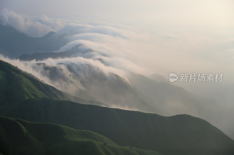 唯美清晨高山日出云海 武功山高山草甸