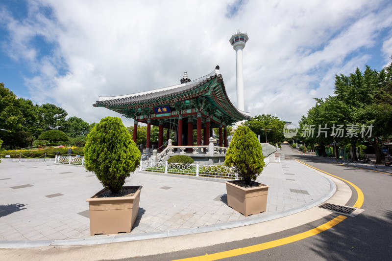 夏季白天韩国釜山龙头山公园钟楼与釜山塔