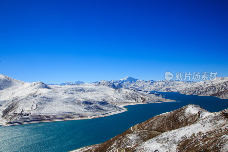 中国西藏羊卓雍措湖羊湖冬季雪景