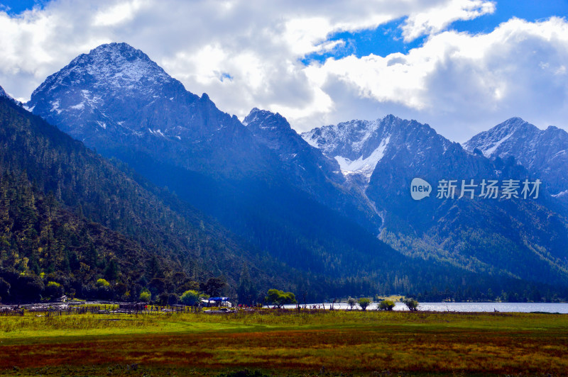 川西甘孜九龙伍须海湖泊雪山