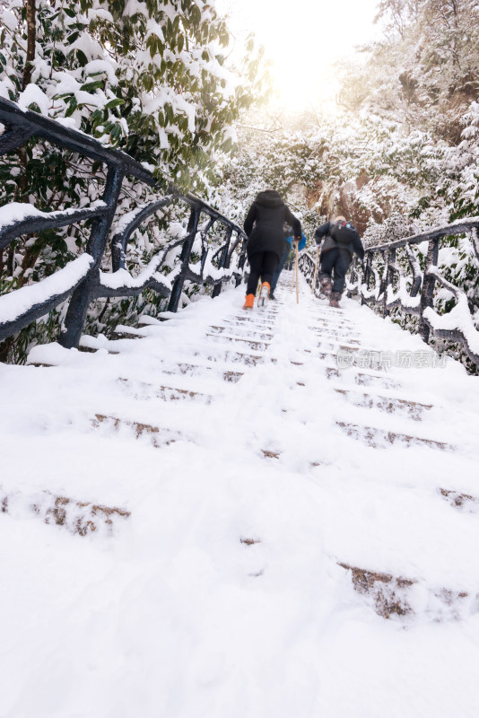 两人雪天登山场景