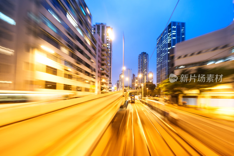 城市街道夜晚车流与高楼景观