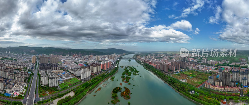 雨后云层下的城市建筑航拍全景图