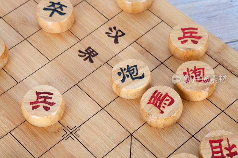 棋盘上的中国象棋棋子